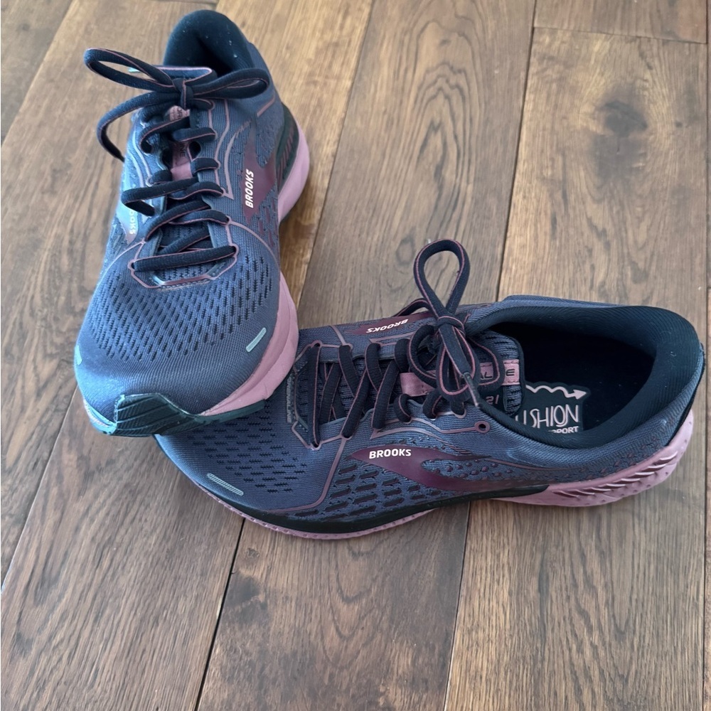 Brooks Black and burgundy Athletic Shoes with Mesh Upper Sz 9 - Picture 7 of 11